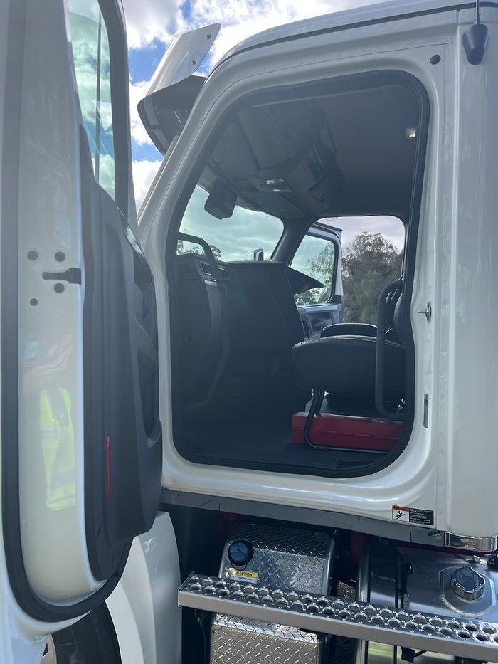 2024 Freightliner Cascadia 126 Tipper White