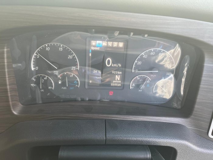 2024 Freightliner Cascadia 126 Tipper White