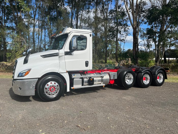 2024 Freightliner Cascadia 126 Tipper White