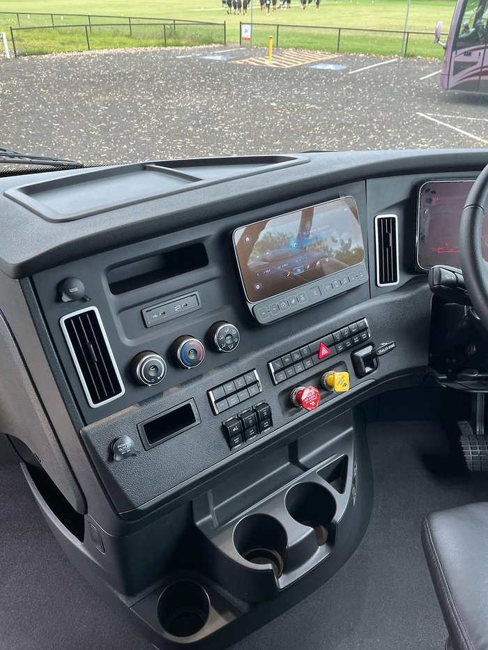 2025 Freightliner Cascadia 126 White