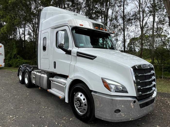 2025 Freightliner Cascadia 126 White