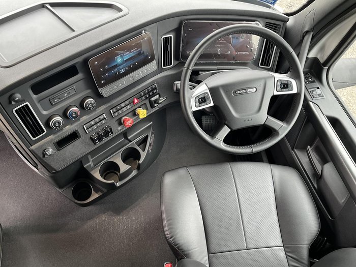 2025 Freightliner Cascadia 126 White