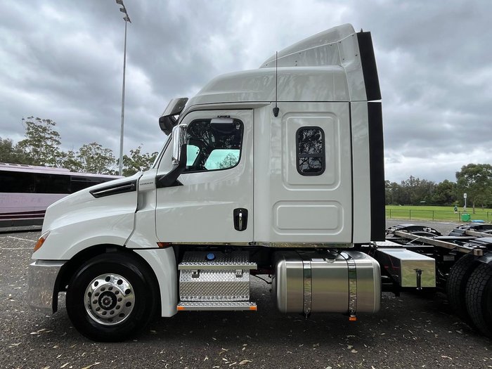 2025 Freightliner Cascadia 126 White