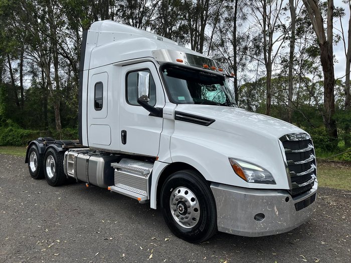 2025 Freightliner Cascadia 126 White