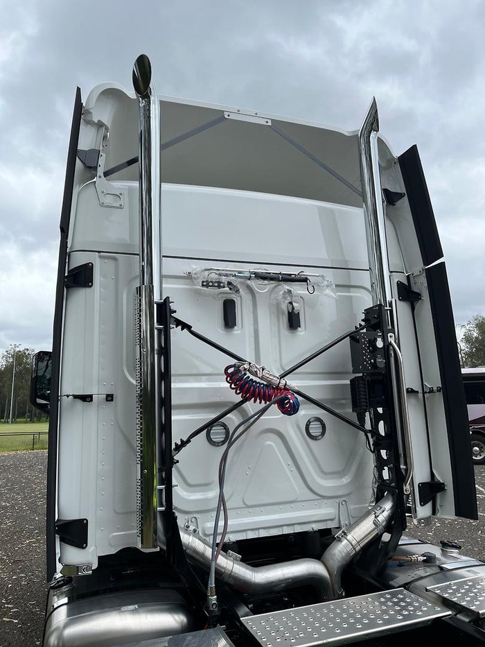 2025 Freightliner Cascadia 126 White