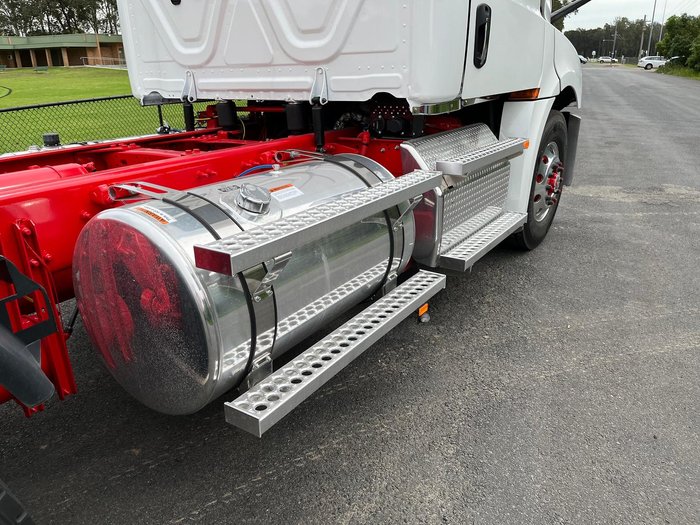 2024 Freightliner Cascadia 126 Tipper White