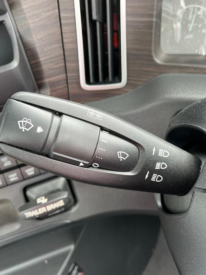 2024 Freightliner Cascadia 126 Tipper White