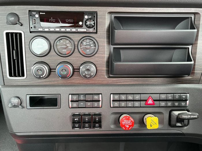 2024 Freightliner Cascadia 126 Tipper White