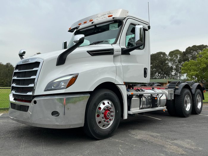 2024 Freightliner Cascadia 126 Tipper White