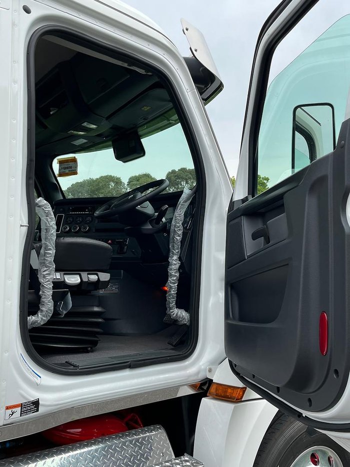 2024 Freightliner Cascadia 126 Tipper White