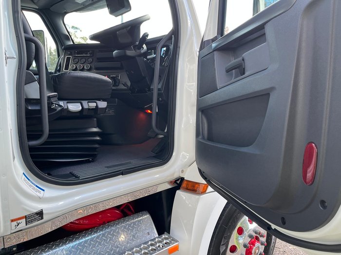 2024 Freightliner Cascadia 126 Tipper White