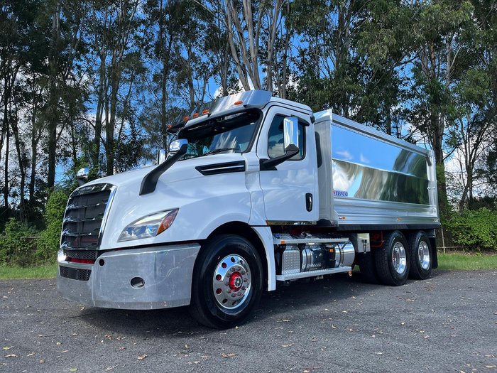 2024 Freightliner Cascadia 126 Tipper White