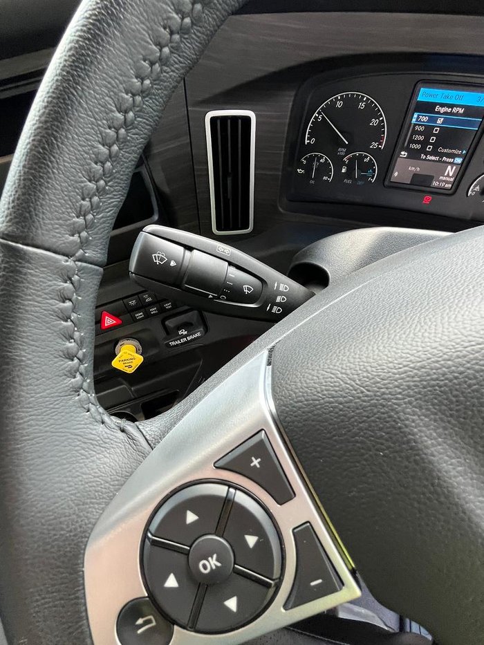 2024 Freightliner Cascadia 126 Tipper White