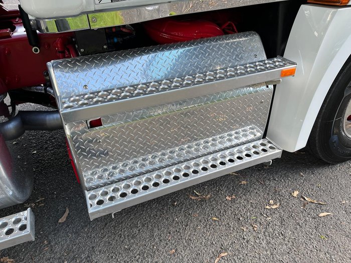 2024 Freightliner Cascadia 126 Tipper White