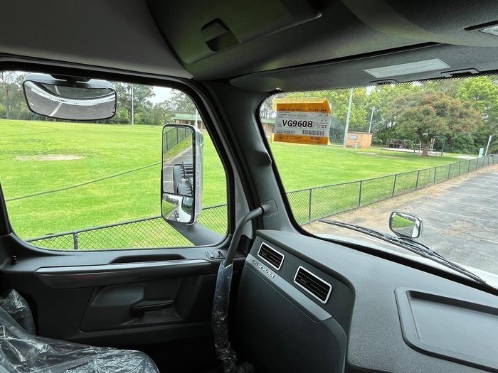 2024 Freightliner Cascadia 126 Tipper White