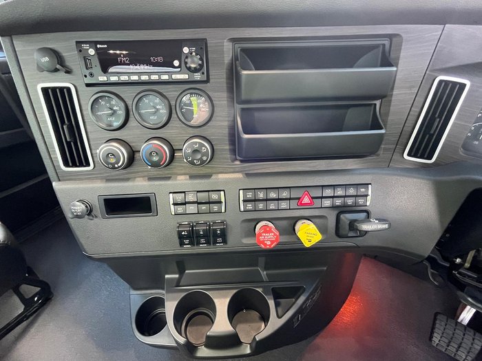 2024 Freightliner Cascadia 126 Tipper White