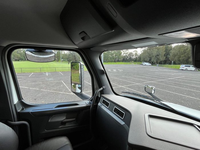 2024 Freightliner Cascadia 126 Tipper White