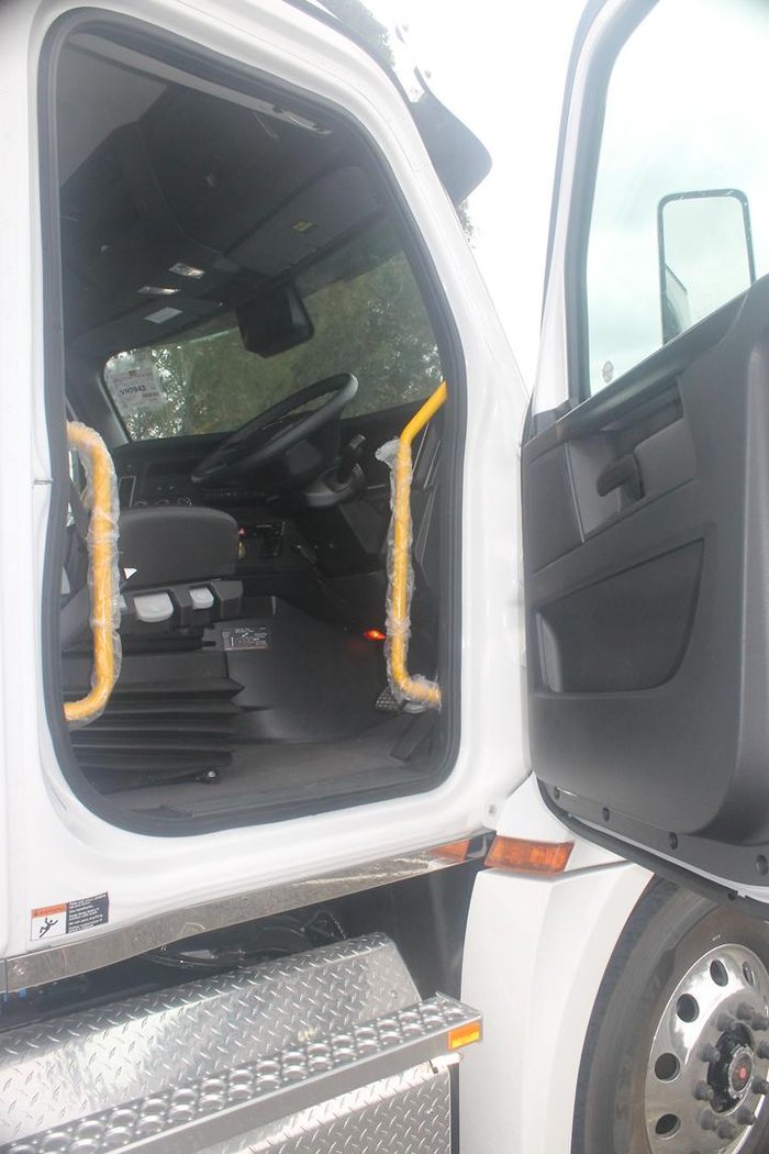 2024 Freightliner Cascadia 126 White