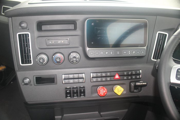 2024 Freightliner Cascadia 126 White