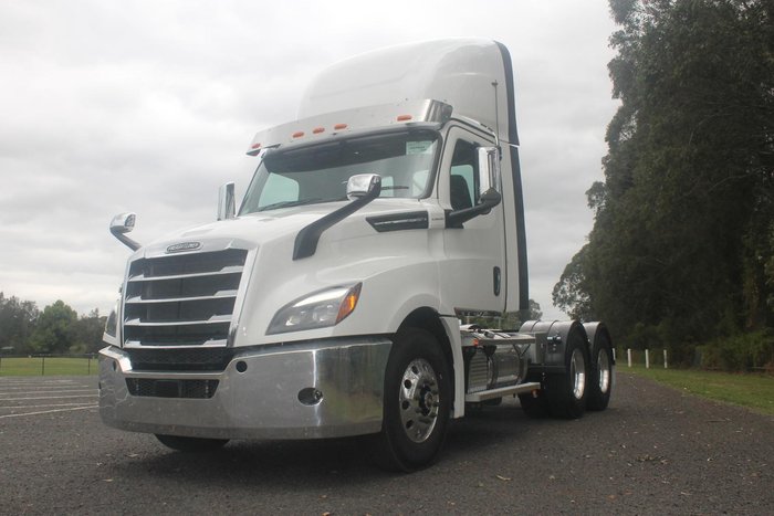 2024 Freightliner Cascadia 126 White