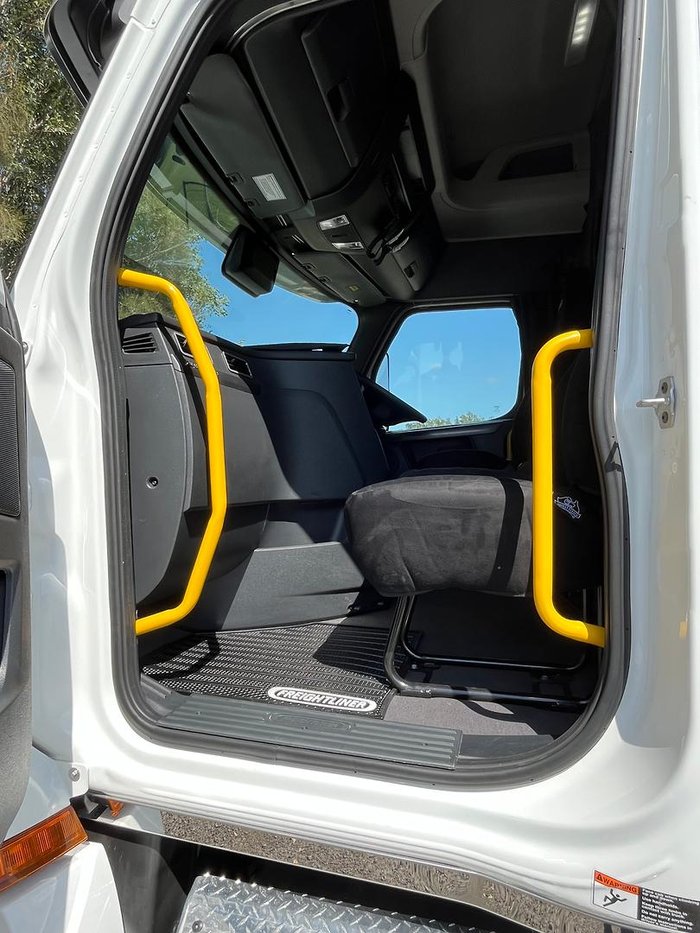 2025 Freightliner Cascadia 126 White