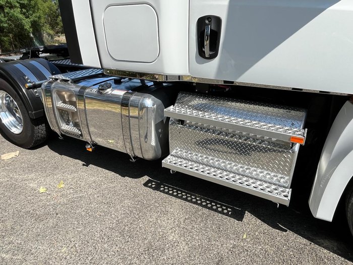 2025 Freightliner Cascadia 126 White