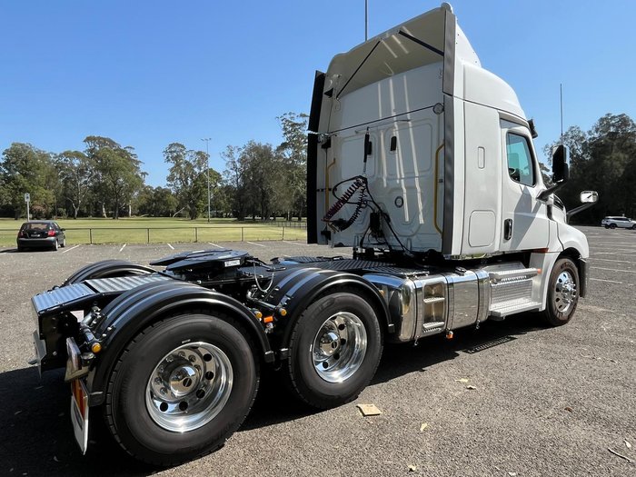 2025 Freightliner Cascadia 126 White