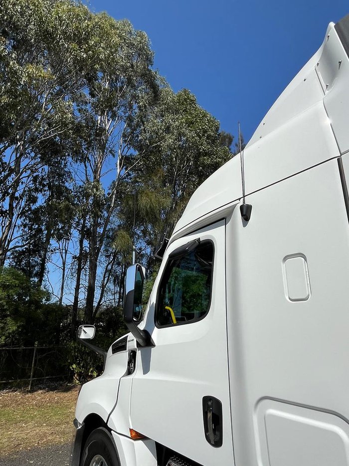 2025 Freightliner Cascadia 126 White
