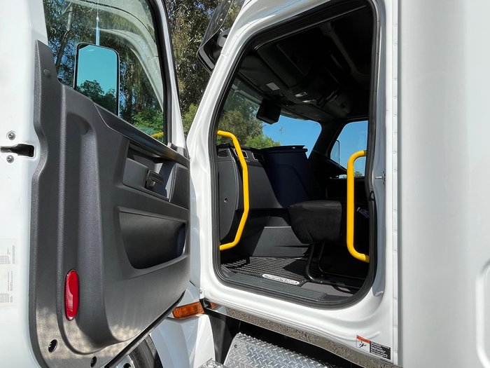 2025 Freightliner Cascadia 126 White