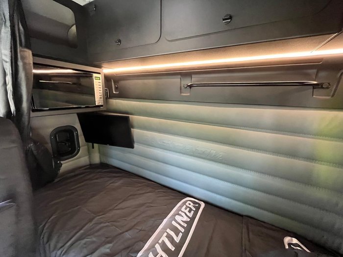 2025 Freightliner Cascadia 126 White