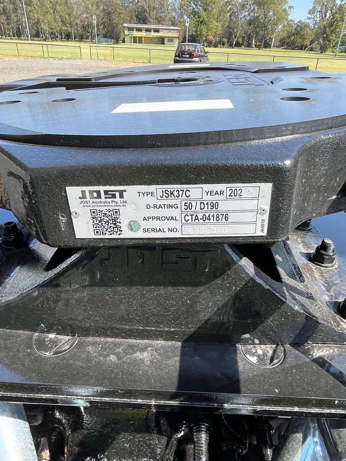 2025 Freightliner Cascadia 126 White