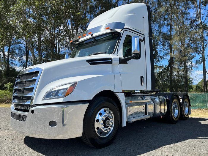 2023 Freightliner Cascadia 126 White