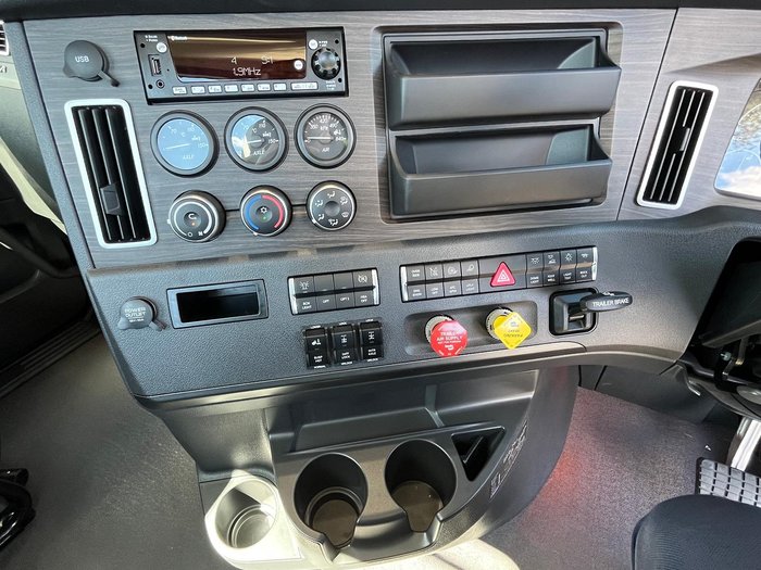 2023 Freightliner Cascadia 126 White