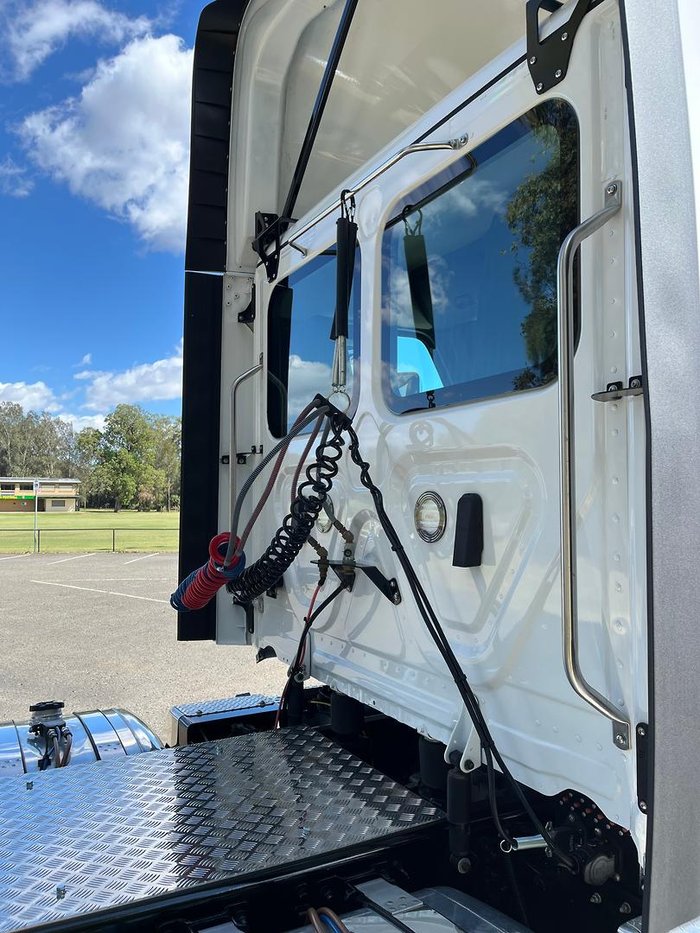 2023 Freightliner Cascadia 126 White