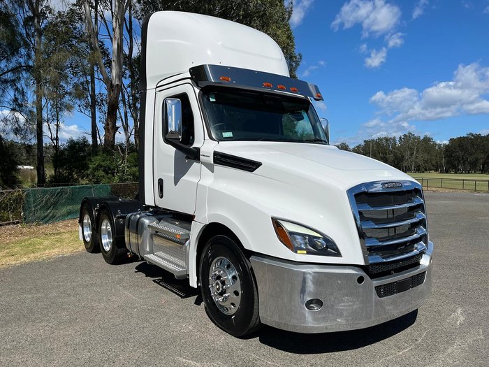 2023 Freightliner Cascadia 126 White
