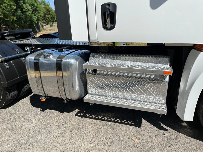 2023 Freightliner Cascadia 126 White