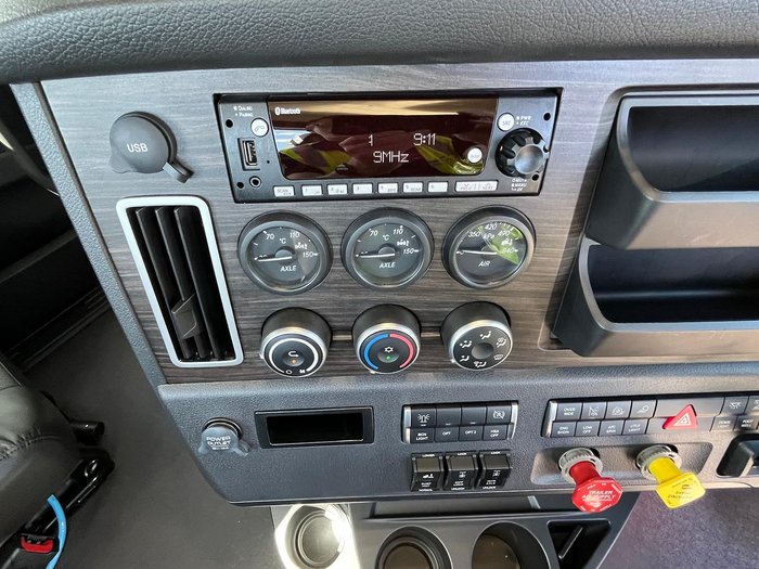 2023 Freightliner Cascadia 126 White