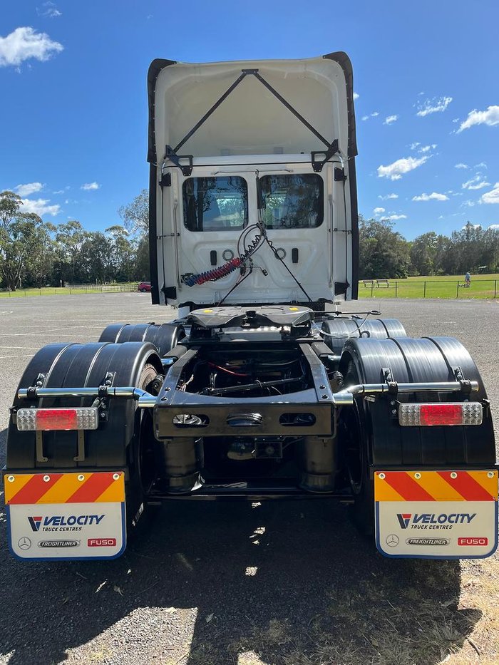2023 Freightliner Cascadia 126 White