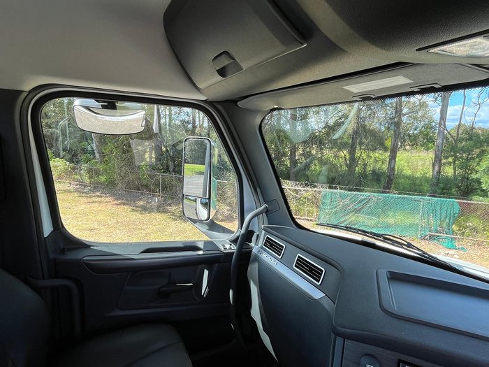 2023 Freightliner Cascadia 126 White