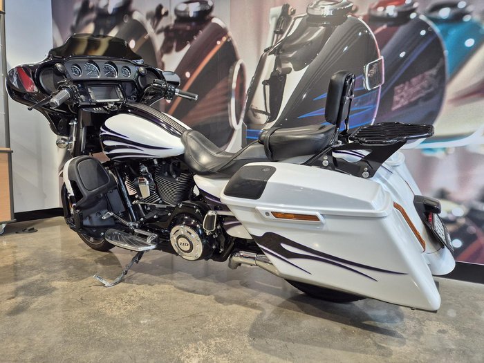 2015 Harley-Davidson CVO Street Glide 110 (FLHXSE) CVO White