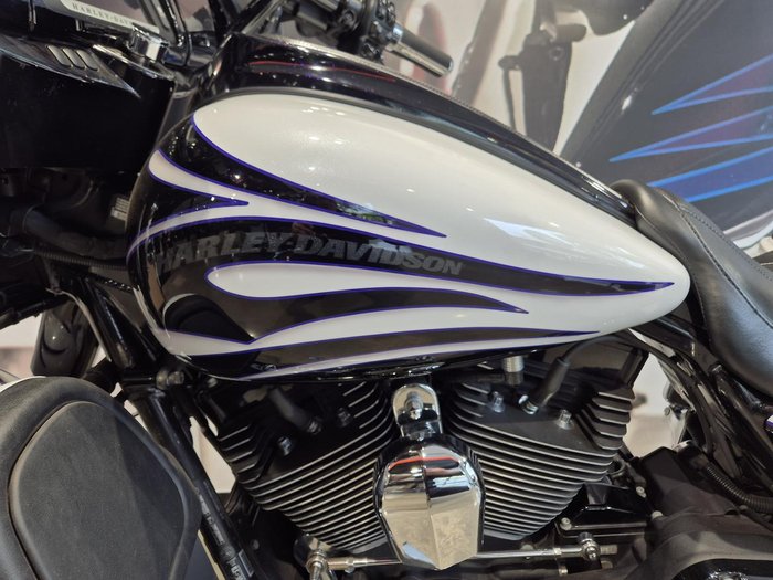 2015 Harley-Davidson CVO Street Glide 110 (FLHXSE) CVO White