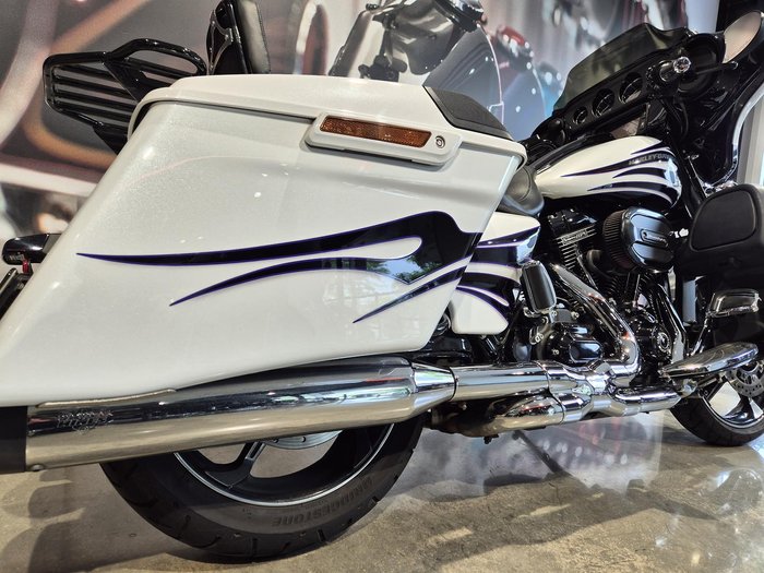 2015 Harley-Davidson CVO Street Glide 110 (FLHXSE) CVO White