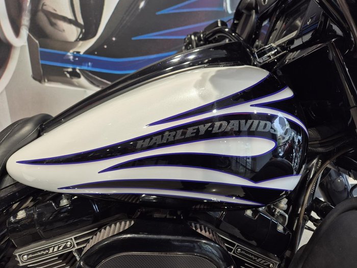 2015 Harley-Davidson CVO Street Glide 110 (FLHXSE) CVO White