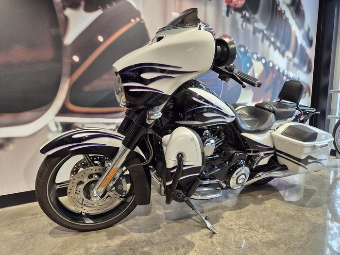 2015 Harley-Davidson CVO Street Glide 110 (FLHXSE) CVO White