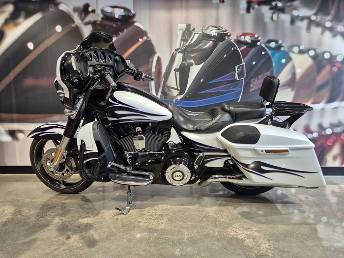 2015 Harley-Davidson CVO Street Glide 110 (FLHXSE) CVO White