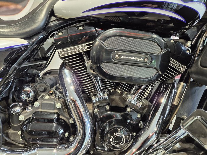 2015 Harley-Davidson CVO Street Glide 110 (FLHXSE) CVO White