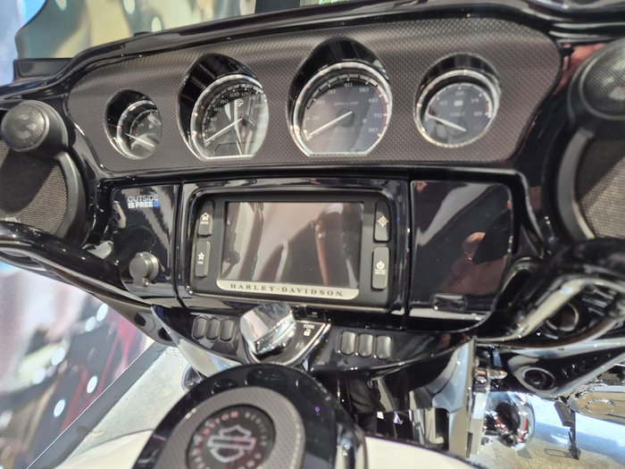 2015 Harley-Davidson CVO Street Glide 110 (FLHXSE) CVO White