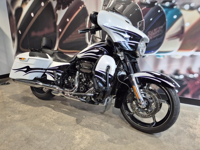 2015 Harley-Davidson CVO Street Glide 110 (FLHXSE) CVO White