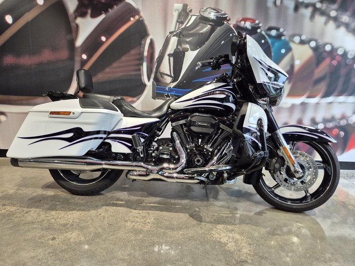 2015 Harley-Davidson CVO Street Glide 110 (FLHXSE) CVO White