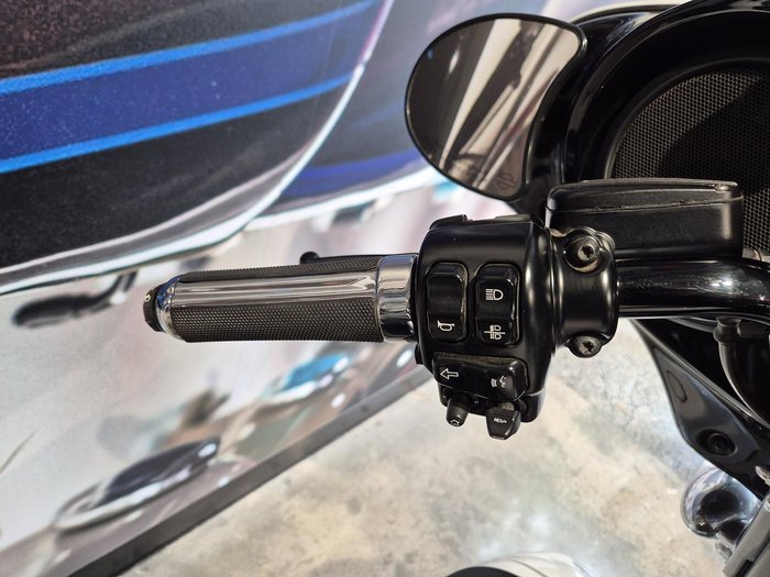 2015 Harley-Davidson CVO Street Glide 110 (FLHXSE) CVO White